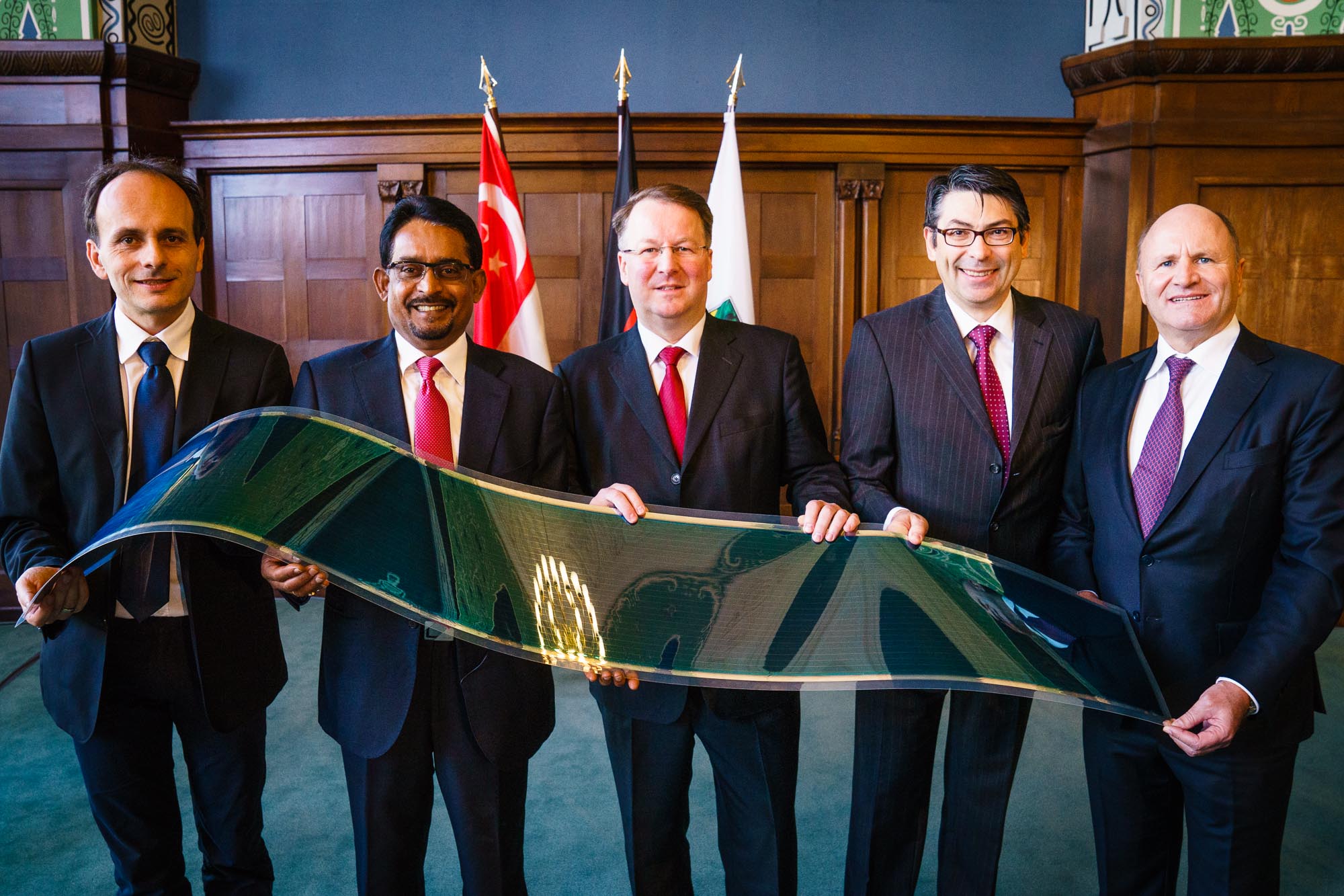 Unterzeichnung des Memorandum of Understanding (MoU) durch die Heliathek GmbH und vTrium Energy Pte Ltd im Beisein des Premierministers der Republik Singapur und des Ministerpräsidenten des Freistaates Sachsen am 02. Februar 2015 in der Sächsischen Staatskanzlei in Dresden.
Foto: André Wirsig für Heliatek