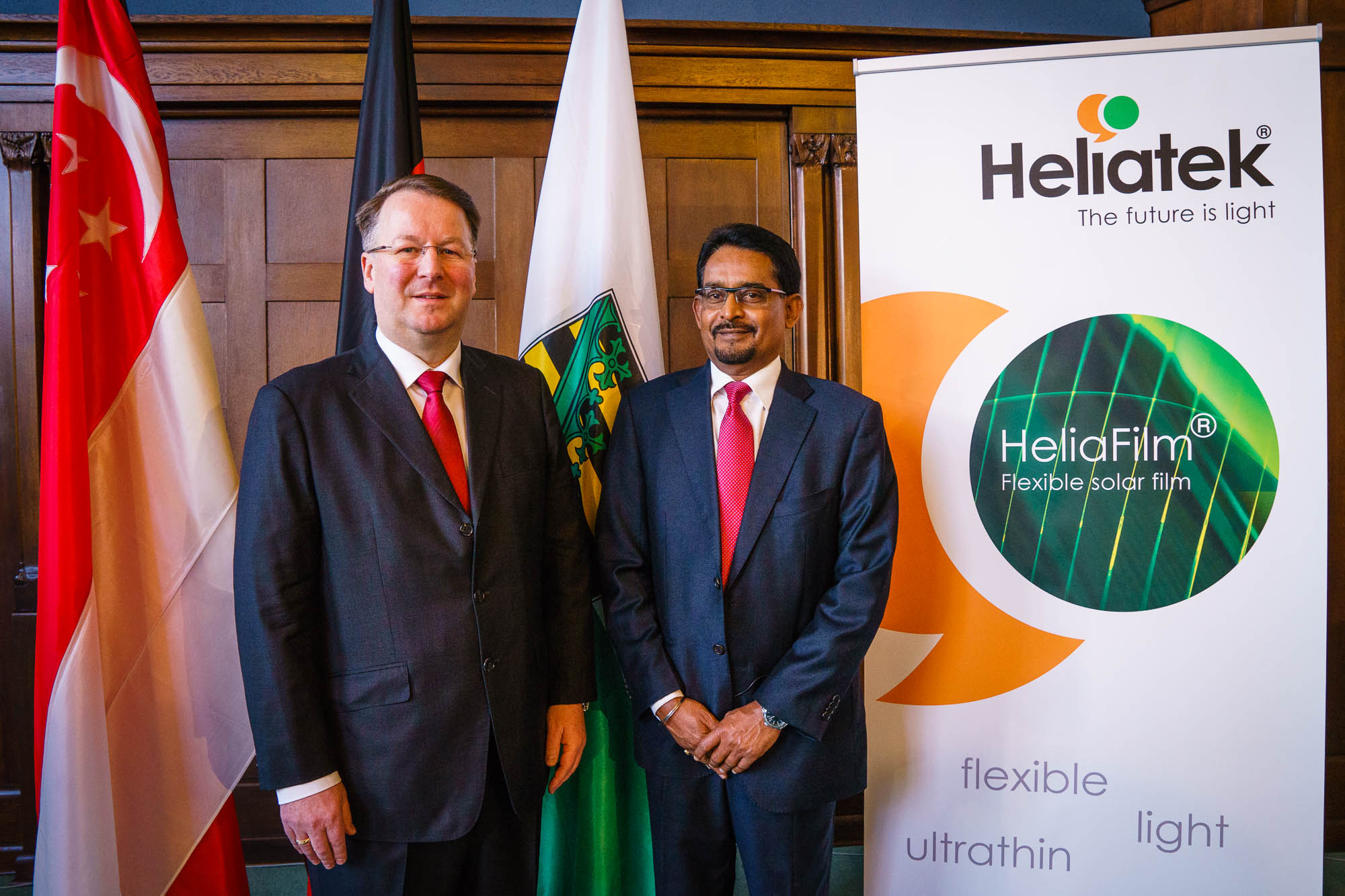 Unterzeichnung des Memorandum of Understanding (MoU) durch die Heliathek GmbH und vTrium Energy Pte Ltd im Beisein des Premierministers der Republik Singapur und des Ministerpräsidenten des Freistaates Sachsen am 02. Februar 2015 in der Sächsischen Staatskanzlei in Dresden.
Foto: André Wirsig für Heliatek